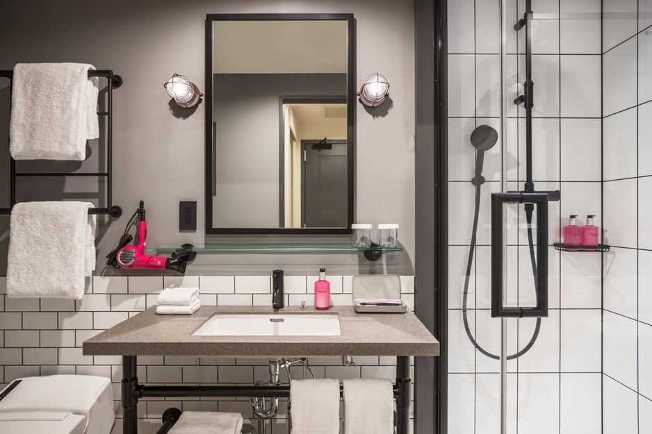 Moxy Osaka Honmachi Bathroom