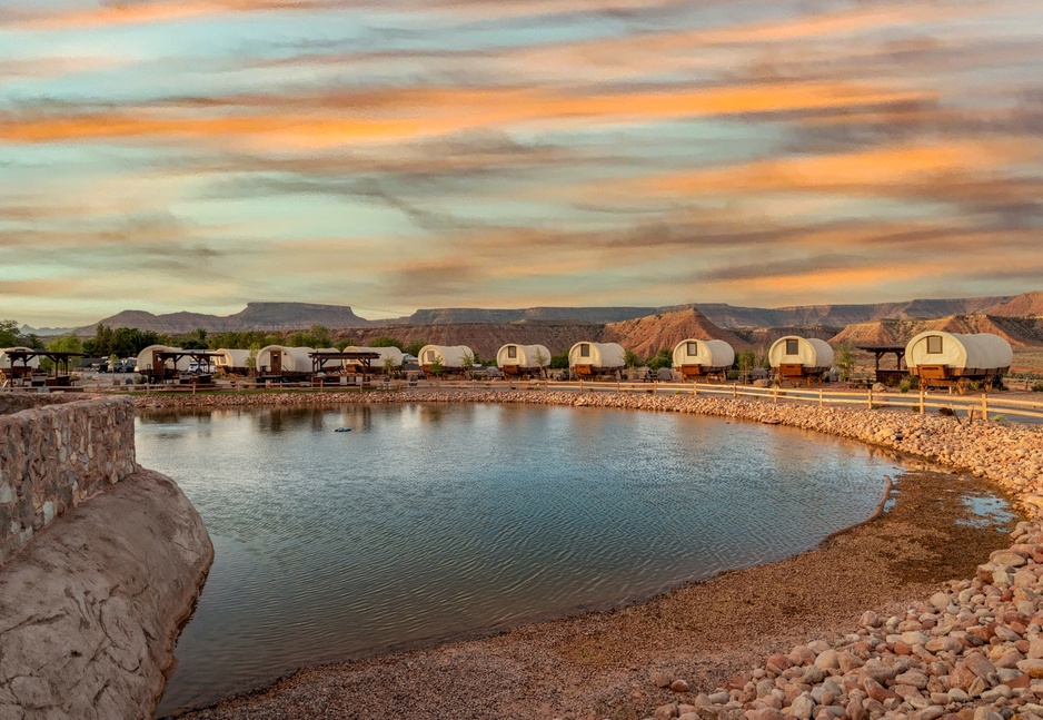 Zion White Bison Glamping Circle around the Lake