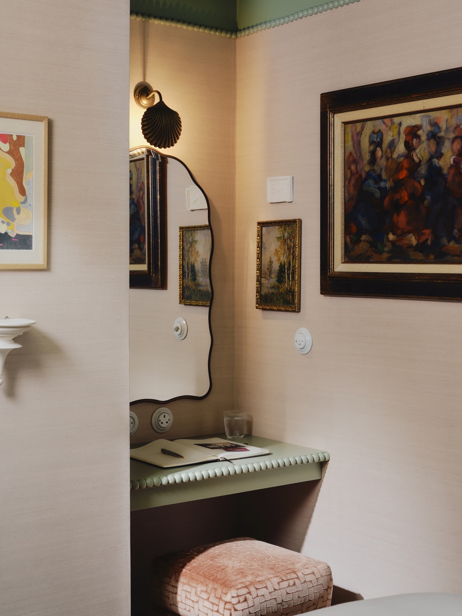 The Netty Hotel King Suite Powdering Corner