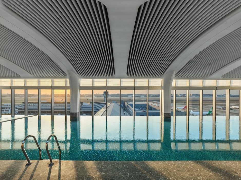 Hilton Shanghai Hongqiao International Airport - Swimming Pool Airstrip View