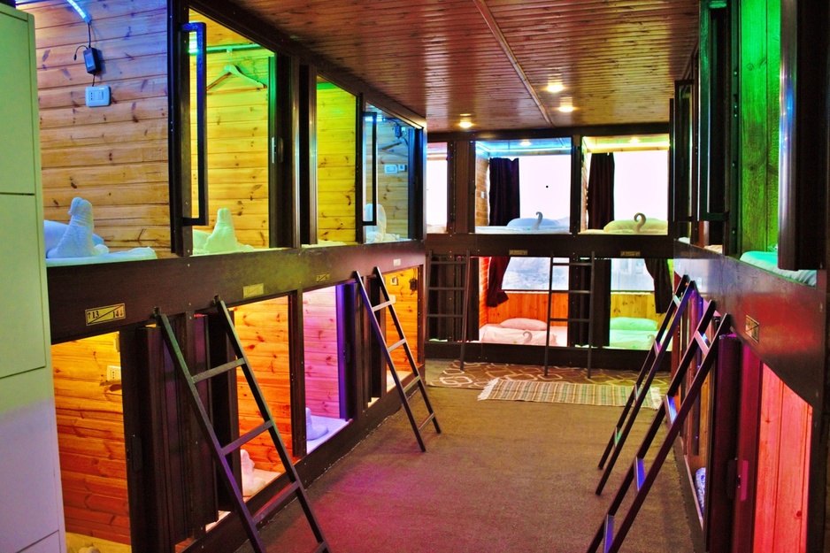 Petra Capsules Hostel Colorful Led Lights