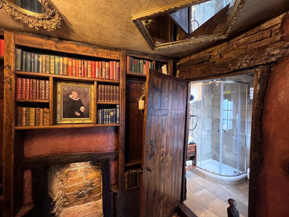 Hocus Pocus Tiny Hotel Libraryum - Adjoining Ensuite