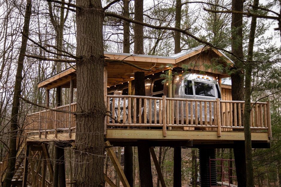 The Mohicans Tree House Resort - The Airstream Treehouse