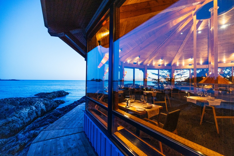 The Pointe Restaurant Exterior