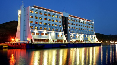 The Floating Hotel That Sailed From Paradise to Purgatory