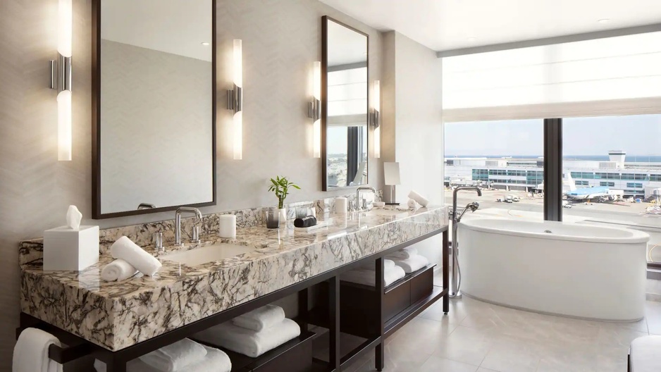 Grand Hyatt at SFO - Corner Suite Bathroom