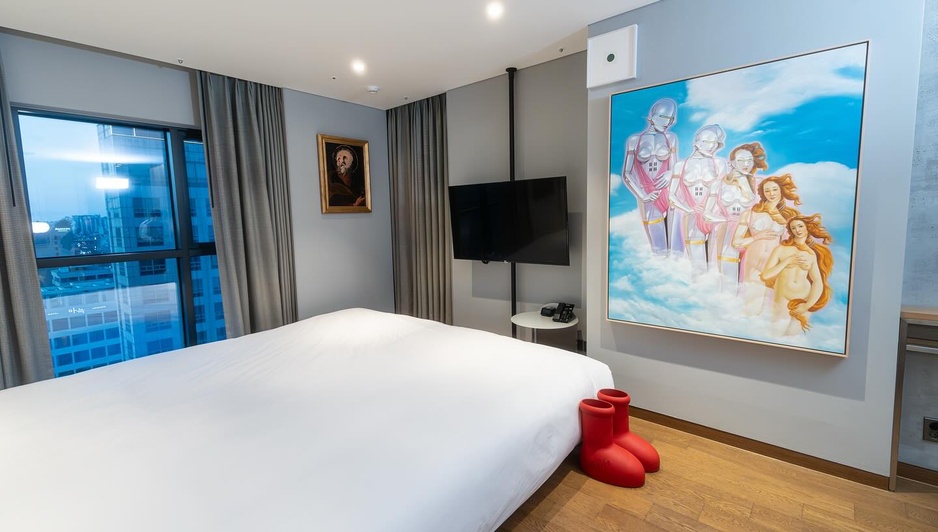 RYSE Hotel Seoul - Curator Suite XXL Bed and Artworks on the Wall