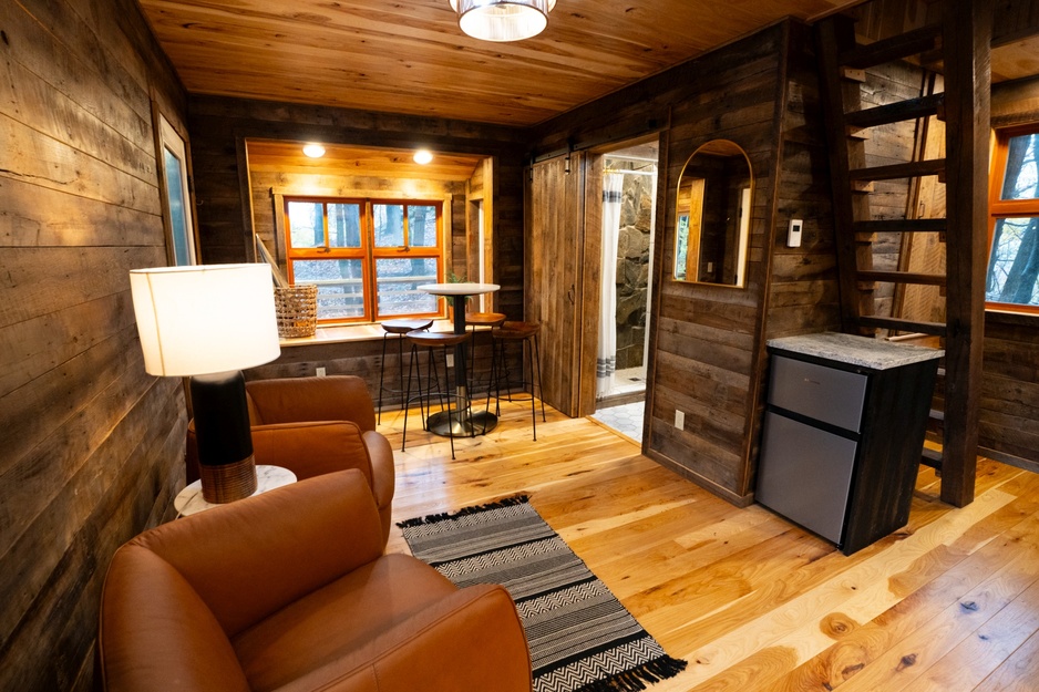 The Mohicans Tree House Resort - Little Red Treehouse Living Room