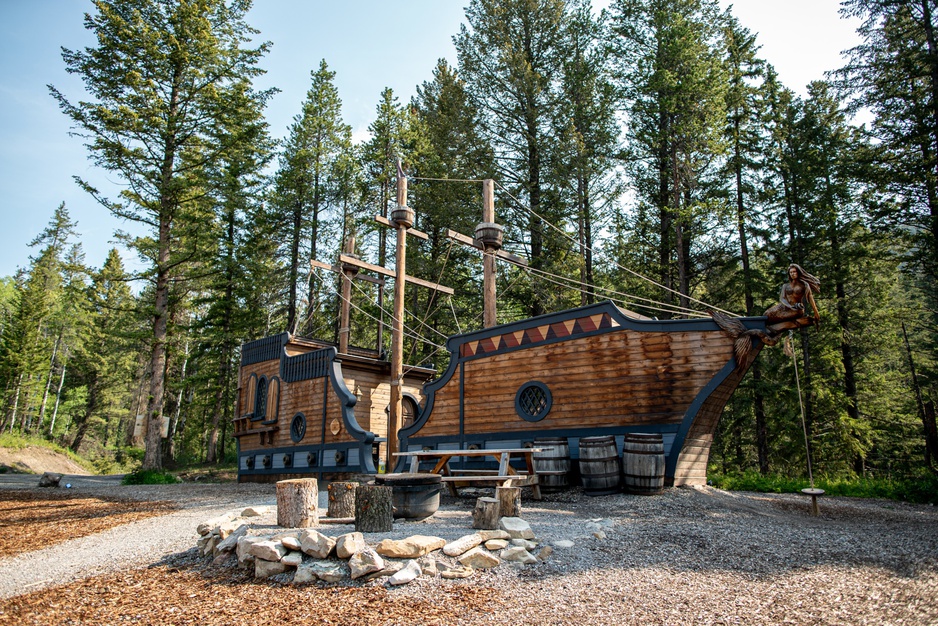 Charmed Resorts Crowsnest Pass - Hook's Pirate Ship
