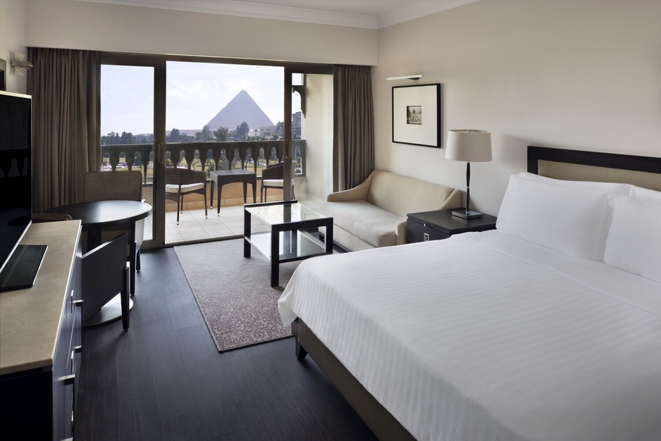 Marriott Mena House Hotel Deluxe Guestroom - Premium Pyramids View