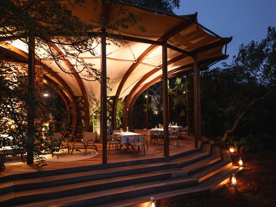 Few & Far Luvhondo Dining Main Lodge
