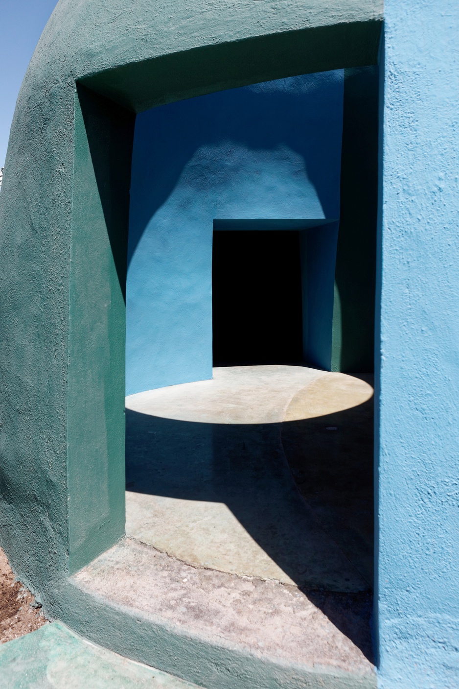 Transitional Architecture: The Traditional Charta Connects Indoor and Outdoor Worlds