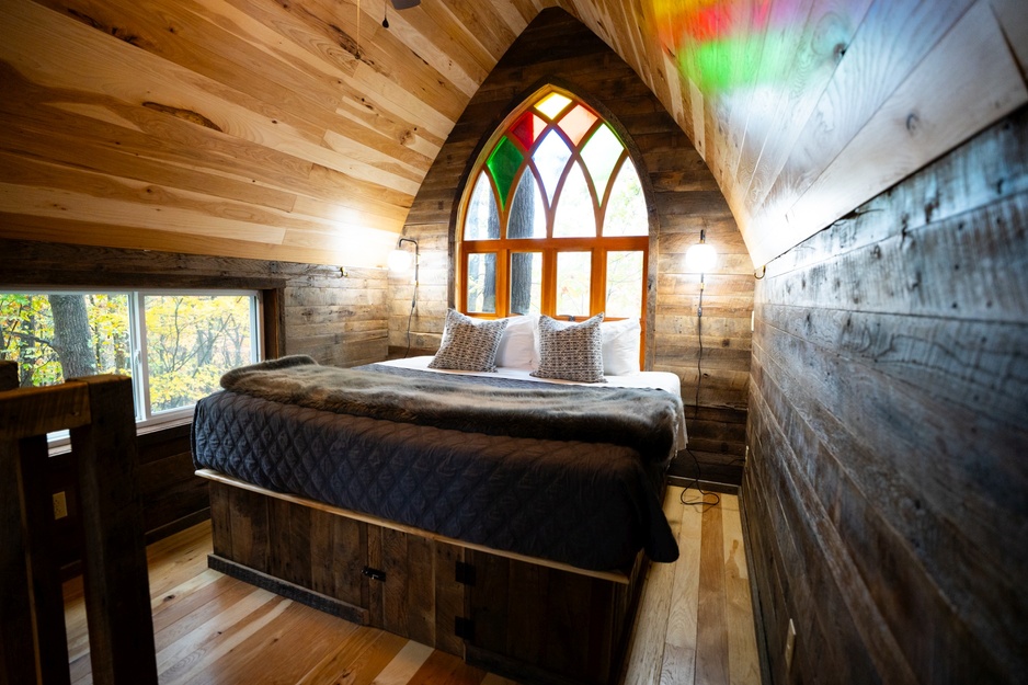 The Mohicans Tree House Resort - Little Red Treehouse Bedroom