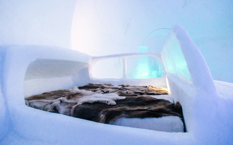 Hunderfossen Snow Hotel Beetle Car Room Bed