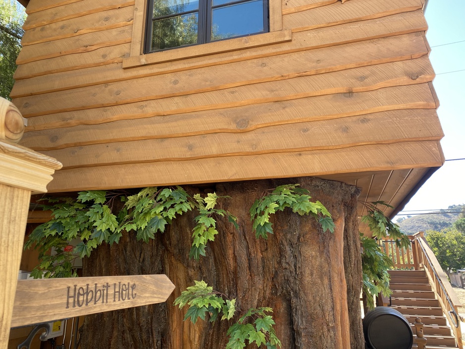 Victorian Mansion Bed and Breakfast Inn - Hobbit Cottage Post Sign