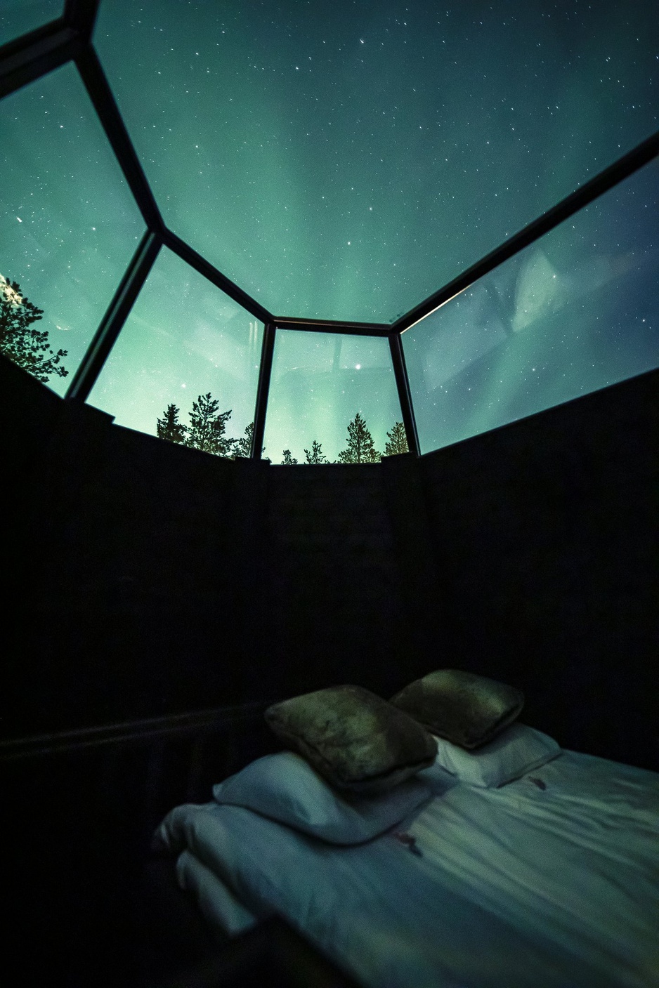 Apukka Resort Kammi Glass Igloo Suite Aurora Sky