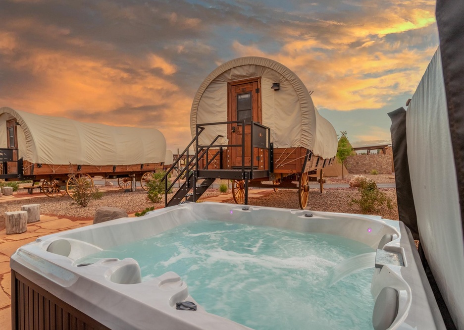 Zion White Bison Glamping Wagon Jacuzzi