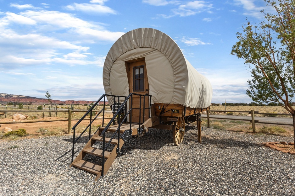 Broken Spur Inn Wagon