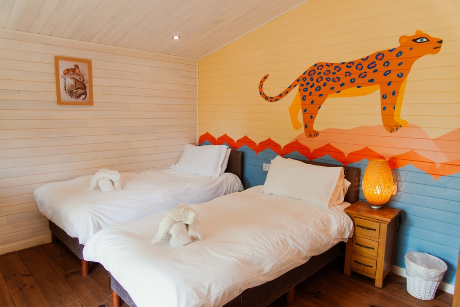 London Zoo Lodges Twin Room with Tiger Wallpaper