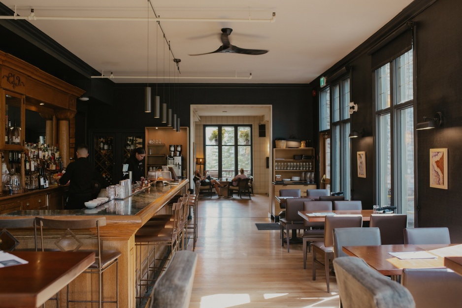 Emerald Lake Lodge Kicking Horse Bar and Lounge