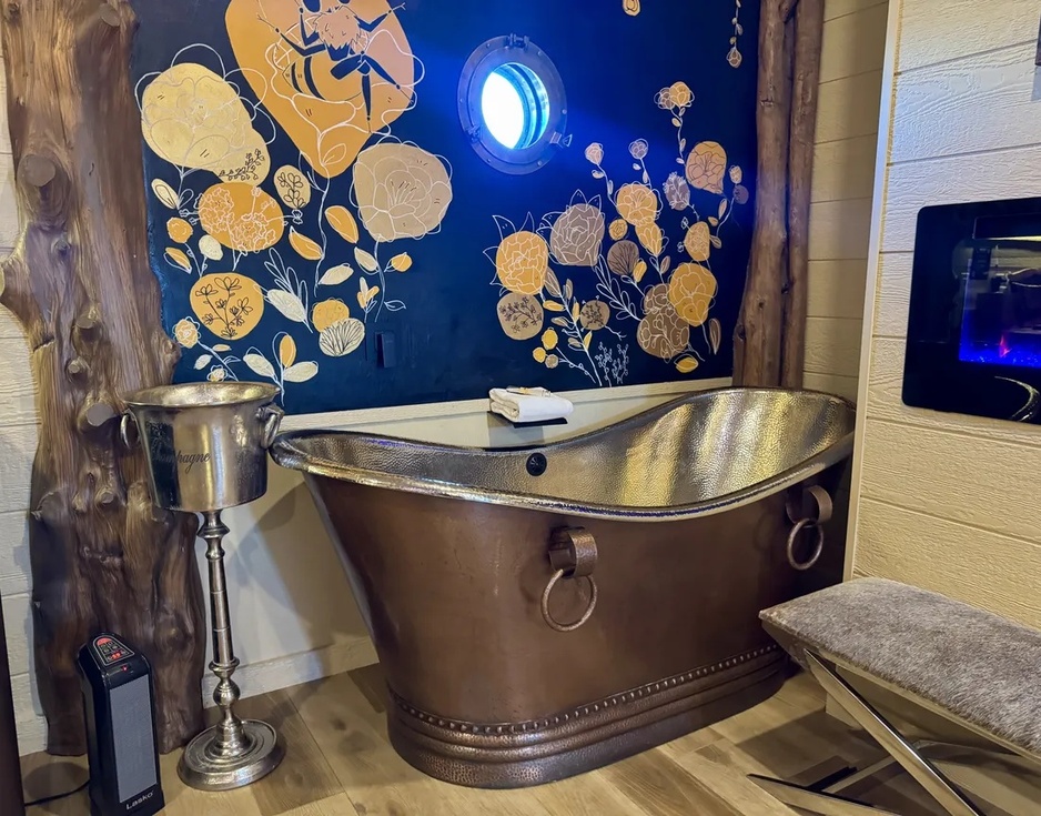 The Honey Hole Treehouse Bathtub
