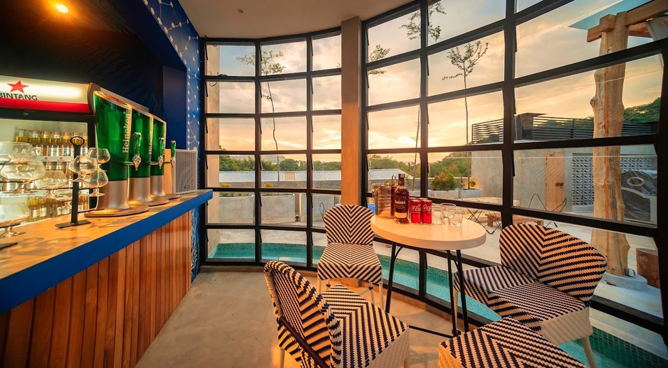 Loccal Collection Hotel Bar Lantai
