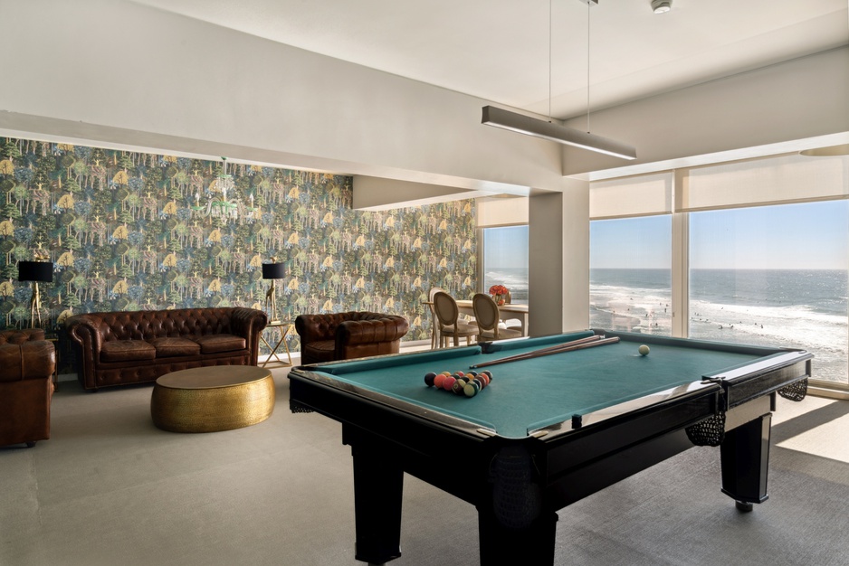 Arribas Sintra Hotel Lounge with Pool Game