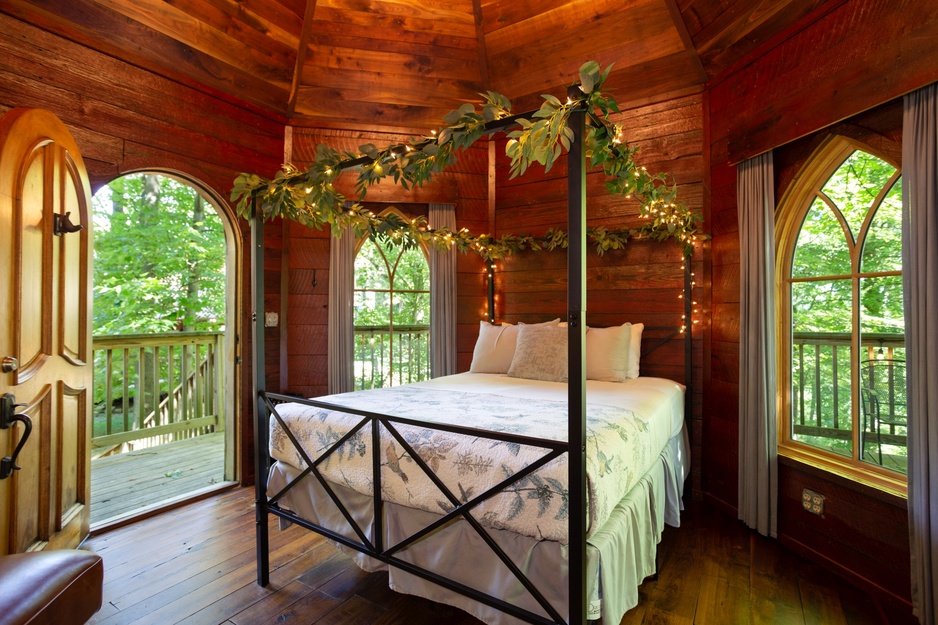 The Mohicans Tree House Resort - The Nest Treehouse Bedroom