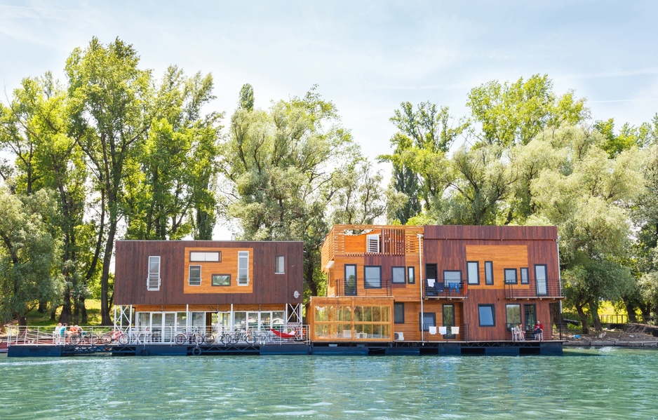 Floating Hostel ArkaBarka - Danube River Fun In Belgrade