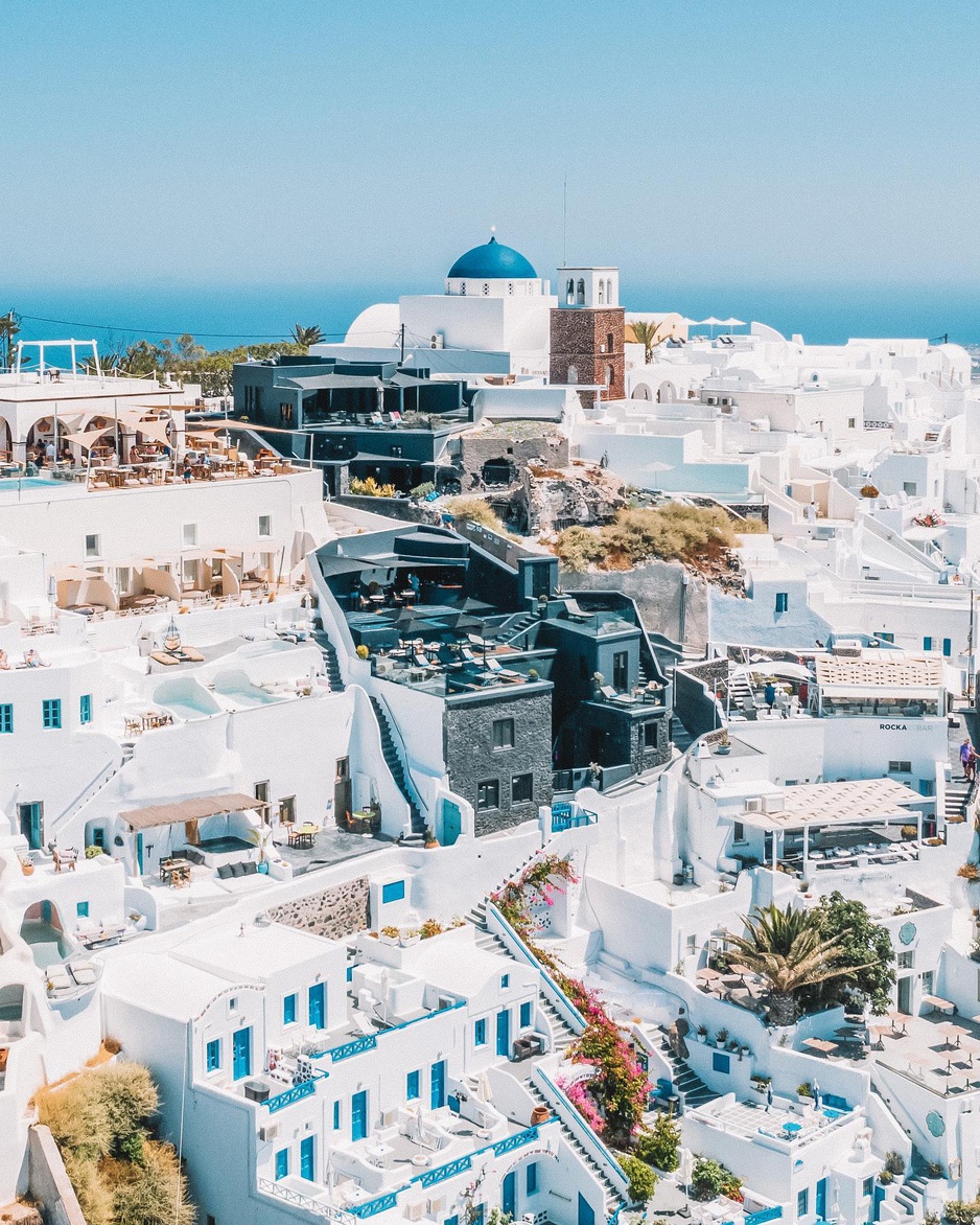 Kivotos Santorini Black Architecture in the Sea of Whiteness in Santorini