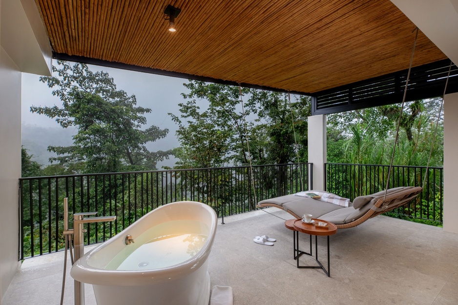 Tabacón Thermal Resort - Volcano View Suite Terrace with a Bathtub