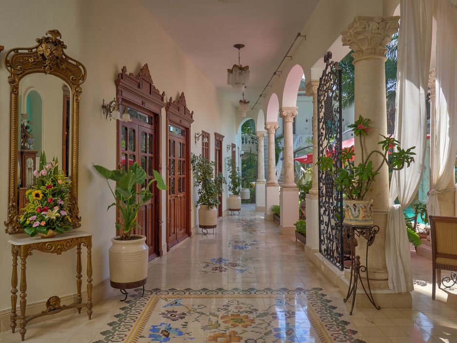 El Palacito Secreto Hotel Corridor With Stone Pillars