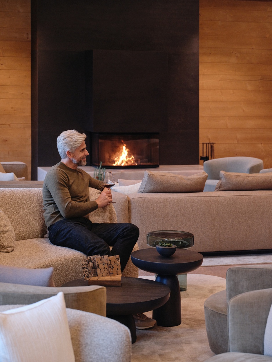 Huus Quell Hotel Lounge Fireplace