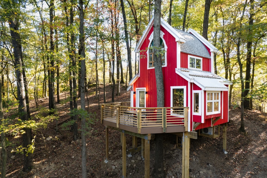 The Mohicans Tree House Resort - Little Red Treehouse Exterior