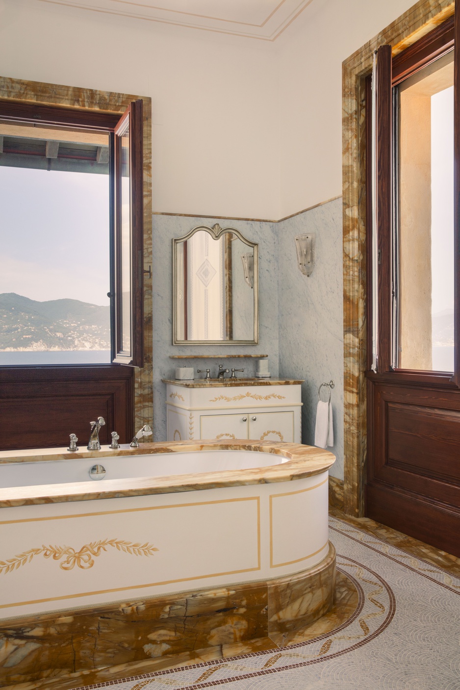 Villa Beatrice Rosa Suite's Vintage Bathtub