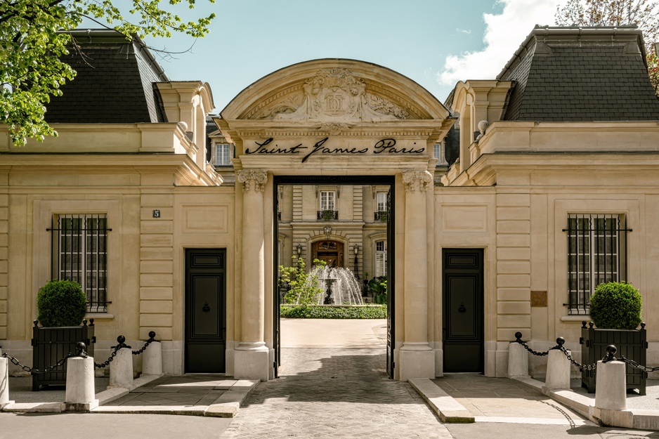 Saint James Paris main gate
