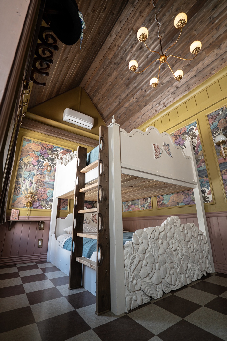 Charmed Resorts Crowsnest Pass - Mad Hatter's House