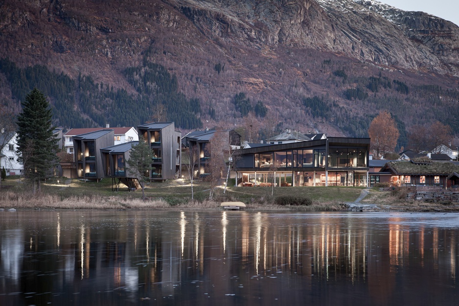 Elva Hotel by the lake
