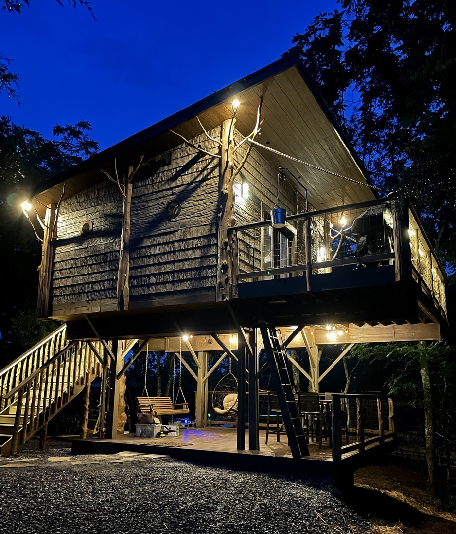 Sanctuary Treehouse Resort - Treehouse at Night