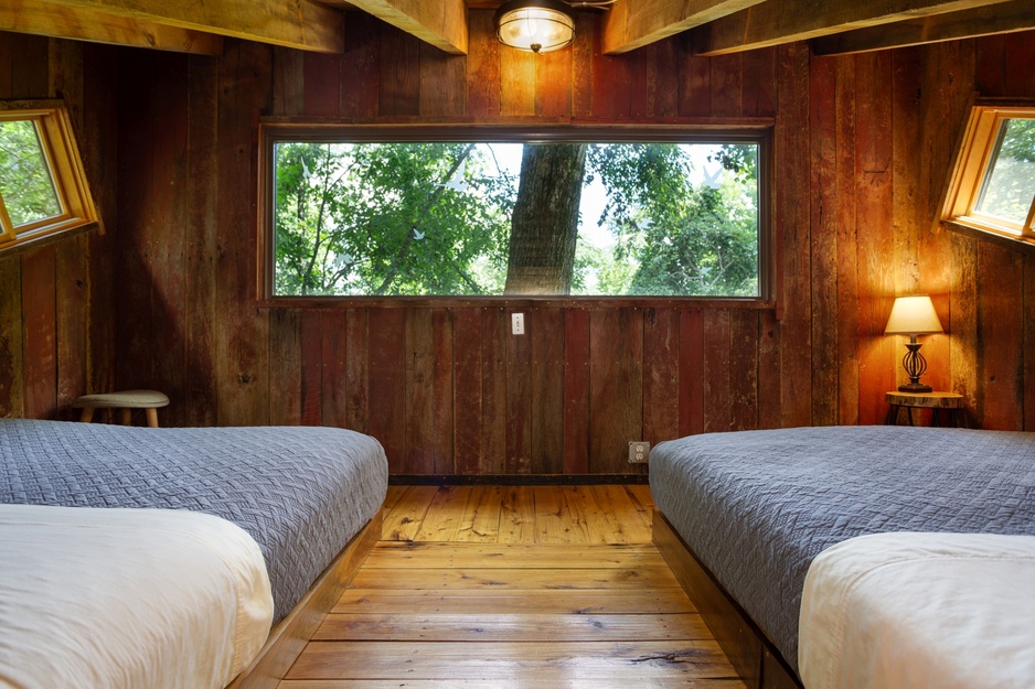 The Mohicans Tree House Resort - The Shed Treehouse Bedroom