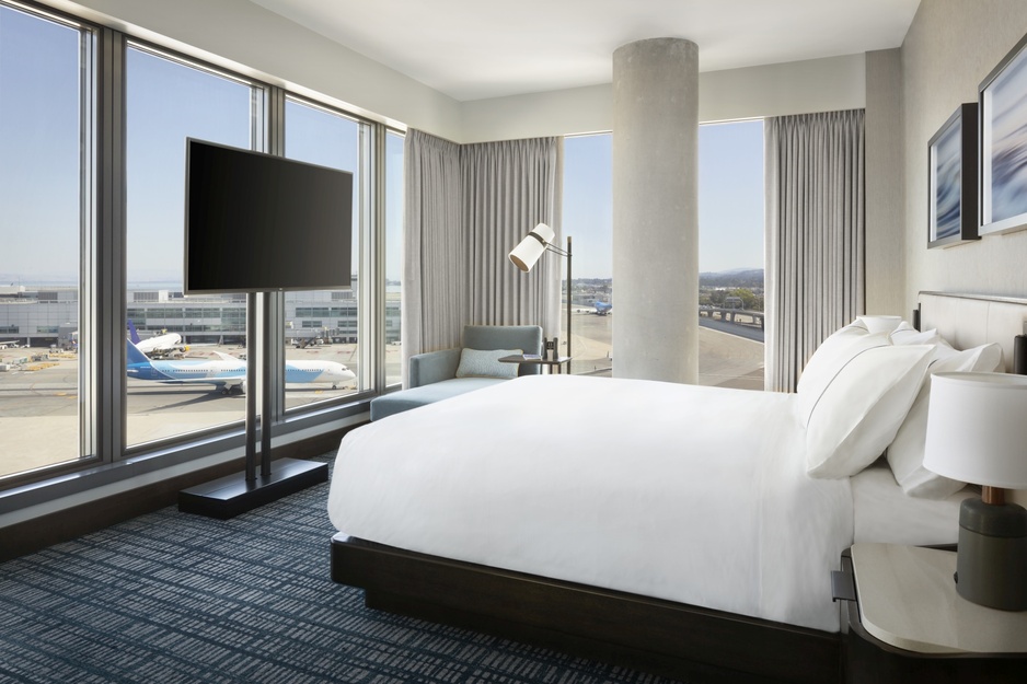 Grand Hyatt at SFO - Corner Suite Bedroom