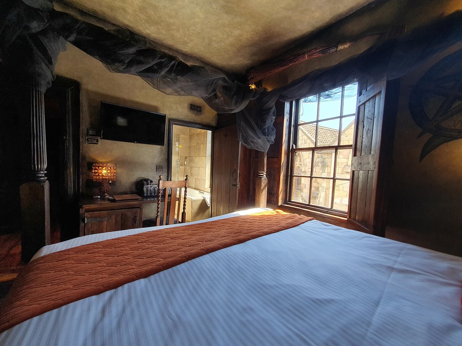 Hocus Pocus Tiny Hotel Sorceryum - Bathroom View