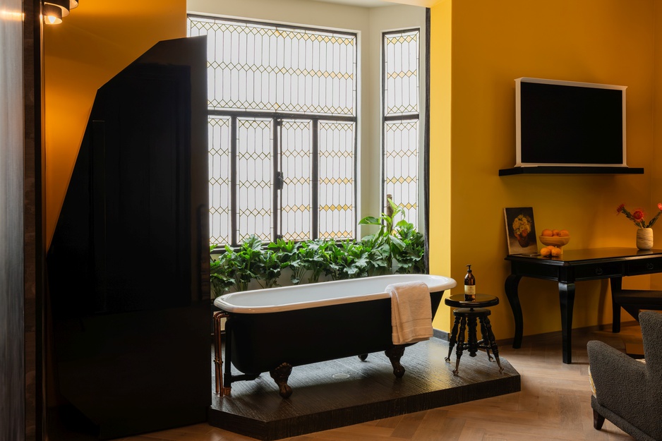 Maison Lézard - Aura Suite's Freestanding Bathtub in its Spacious Bathroom