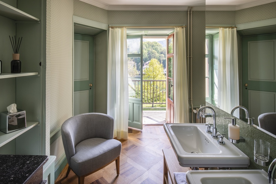 Shadau Castle Hotel Deluxe Lake View Room Bathroom