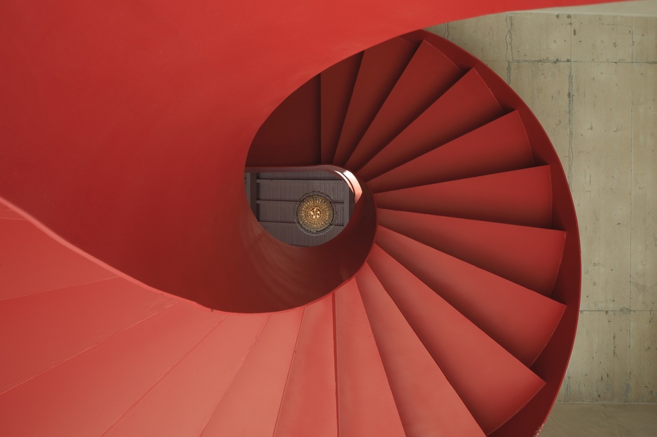 ZERO Box Lodge Coimbra - Spiral Staircase Looking up