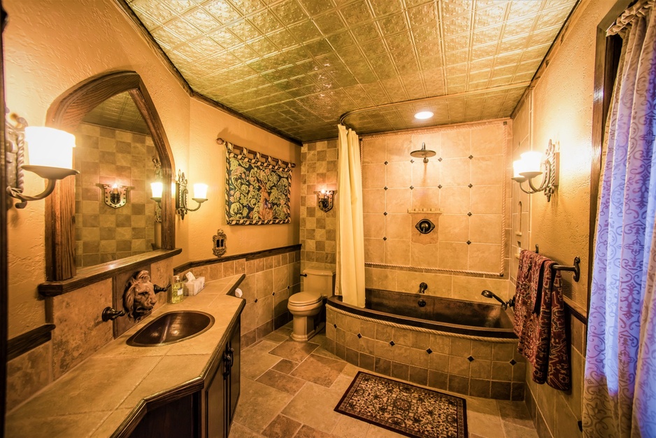 Highlands Castle The Royal Bedroom's Bathroom