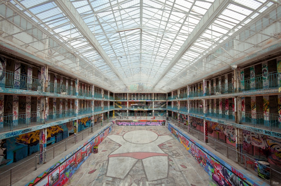 Molitor Pool before Reconstruction Photo by Ros_K Photographie
