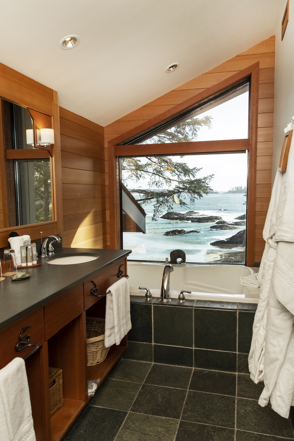 Wickaninnish Inn - Chesterman Beach Loft Bathroom With Ocean Panorama
