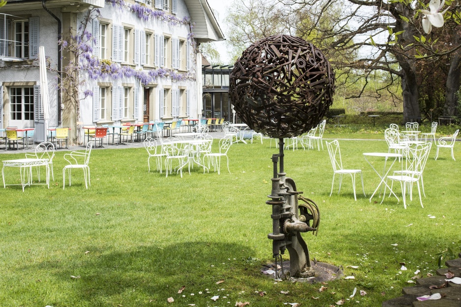 Auberge Aux 4 Vents Sculpture Fireball