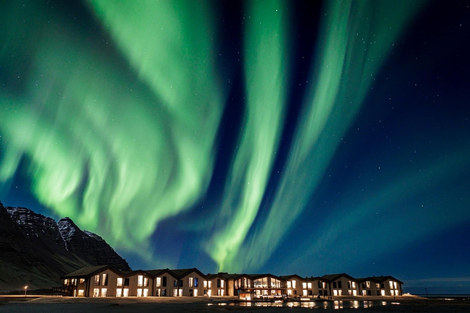 Hótel Jökulsárlón - Glacier Lagoon Hotel - Northern Lights Above the Building
